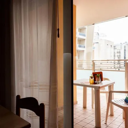 Bright Flat Just Steps From 公寓 *