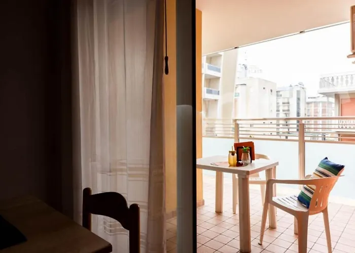 Bright Flat Just Steps From Apartman *
